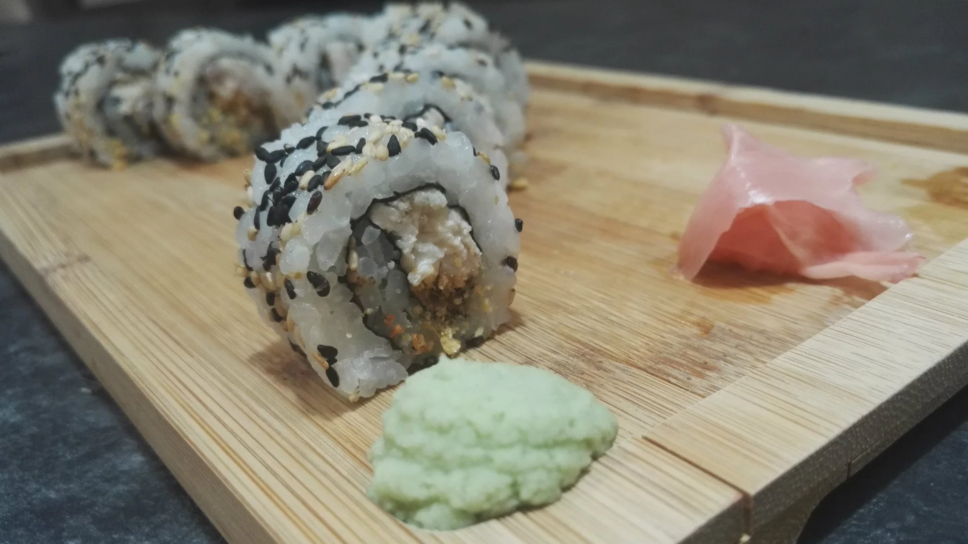 Roll de pollo asado, mayonesa japonesa y crujiente de kilos sushi fusion