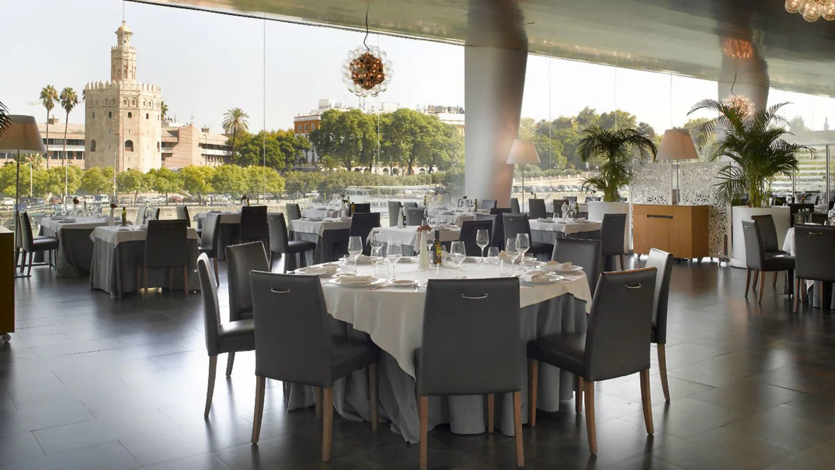 Salón interior: restaurantes con vistas al río
