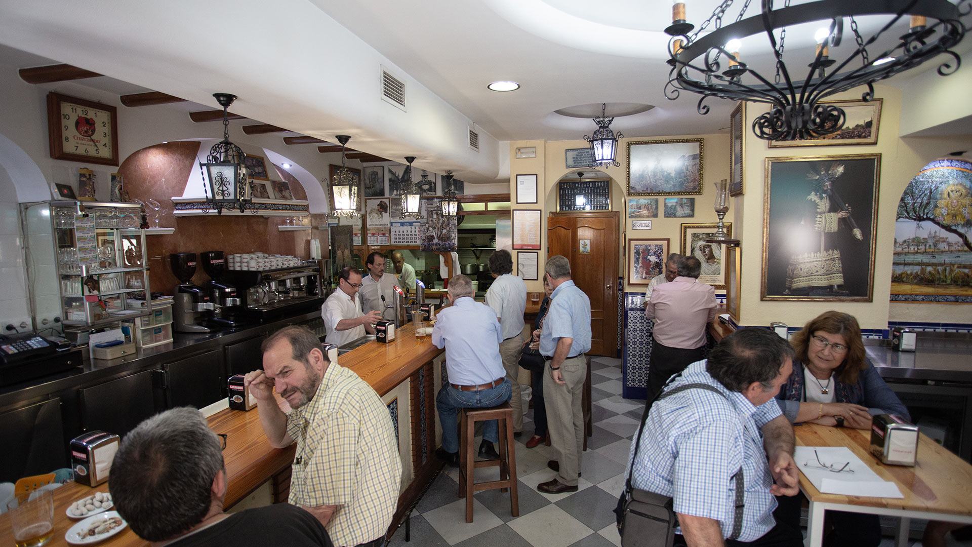 Café-bar Nos vemos en el Ajolí: «La historia con sangre (encebollá) entra»