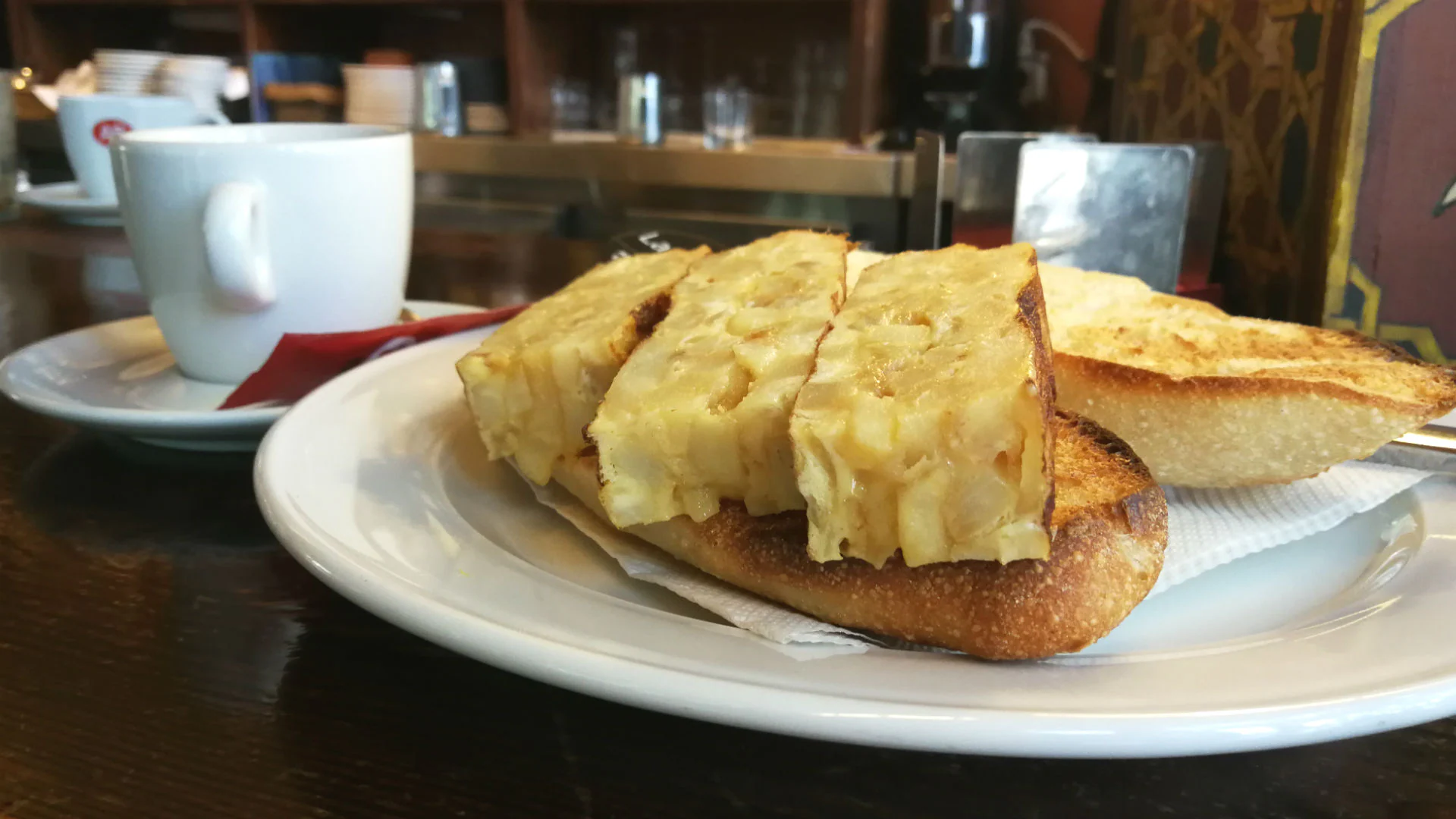 Tortilla de patatas hasta en la tostada: ¿dónde la sirven para desayunar en Sevilla?