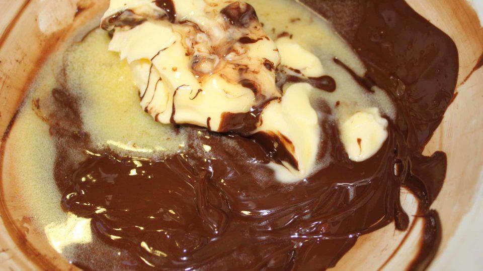 Receta de Bizcocho de chocolate con cobertura de ganache de Laura Robles (Robles Restaurante)