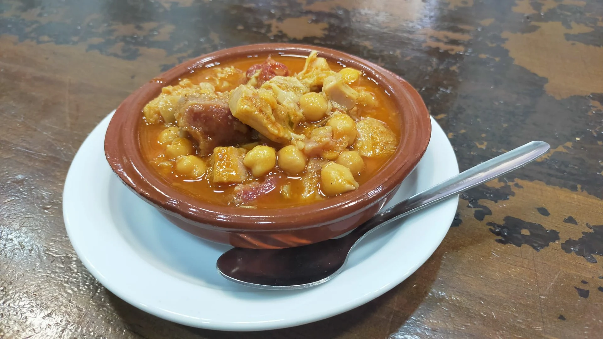 Veintiún platos de cuchara para mojar pan en los bares de Sevilla