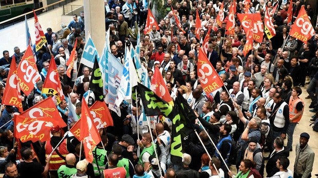 Macron teme la convergencia de funcionarios y profesiones liberales contra su reforma de las pensiones