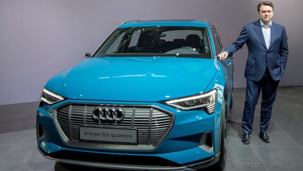 Bram Schot, junto al Audi e-tron eléctrico