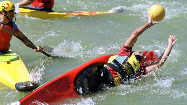 El kayak polo es una mezcla de piragüismo y waterpolo