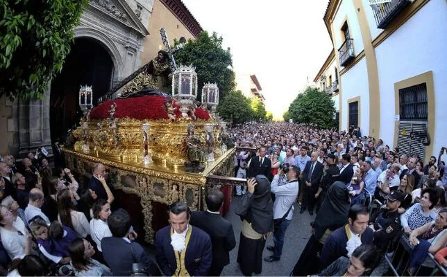 El Señor de la Penas de San Vicente el Lunes Santo de la Semana Santa de Sevilla. Foto: J.M. Serrano
