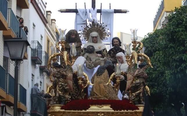 El misterio de Jesús Descendido de la Cruz y la Virgen de la Piedad de la Mortaja el Viernes Santo. 