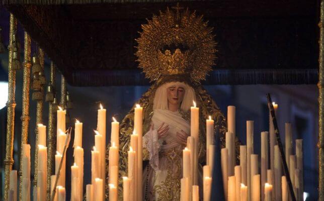 Virgen de Loreto de San Isidoro el Viernes Santo de la Semana Santa de Sevilla. Foto: Vanessa Gómez