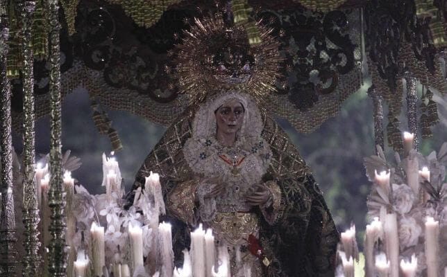 Virgen de la Esperanza Macarena en la Madrugada de la Semana Santa de Sevilla. Foto: Raúl Doblado