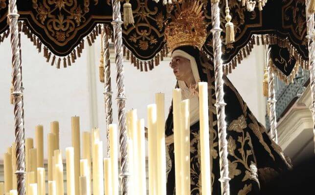 Virgen del Mayor Dolor en su Soledad de la Carretería el Viernes Santo de la Semana Santa de Sevilla. Foto: Pepe Ortega