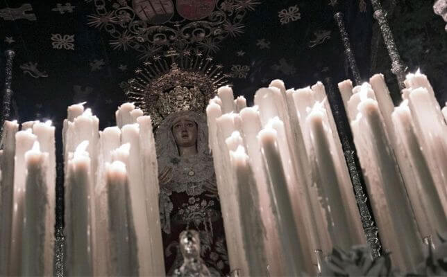 Virgen de Montserrat el Viernes Santo de la Semana Santa de Sevilla. 