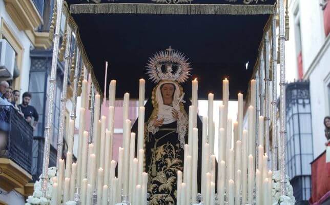 La Virgen de las Tristezas de la Vera Cruz el Lunes Santo de la Semana Santa de Sevilla. Foto: Raúl Doblado