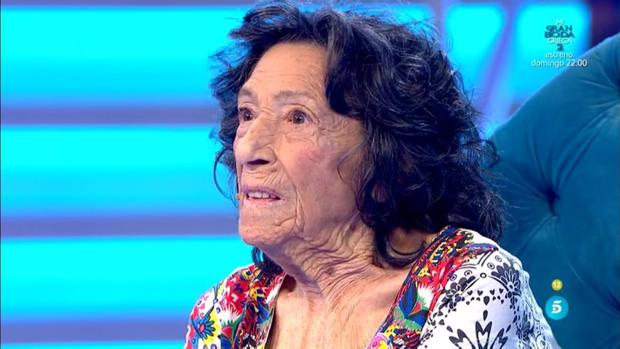 Isabel, a sus 96 años, mantiene una gracia y una energía juvenil