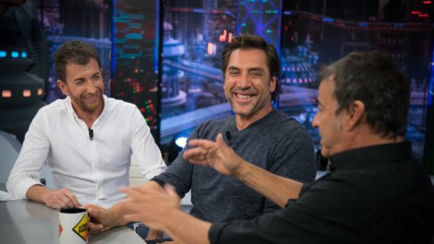 Pablo Motos, junto a Javier Bardem y Eduard Fernández en «El hormiguero»