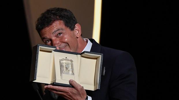 Antonio Banderas, con su galardón a mejor actor en Cannes 2019