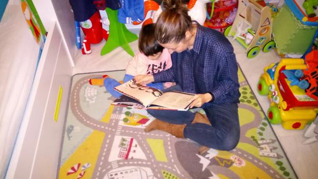 Valle y su hijo Hugo se entretienen con el cuento que ha escrito para ayudar a superar el acoso escolar