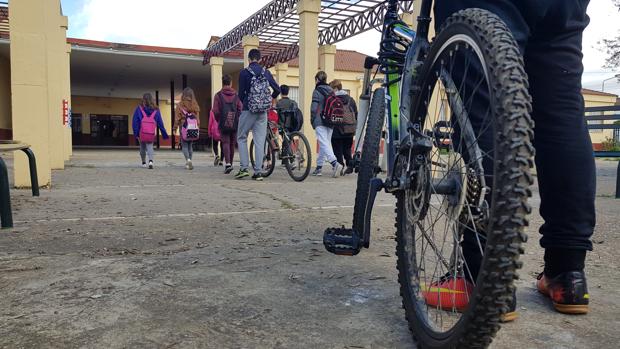 El instituto premia a la comunidad educativa por moverse en bicicleta, a pie o en patines.