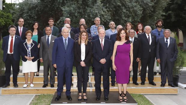 Entrega de medallas y diplomas en la Diputación de Sevilla en el Dia de la provincia