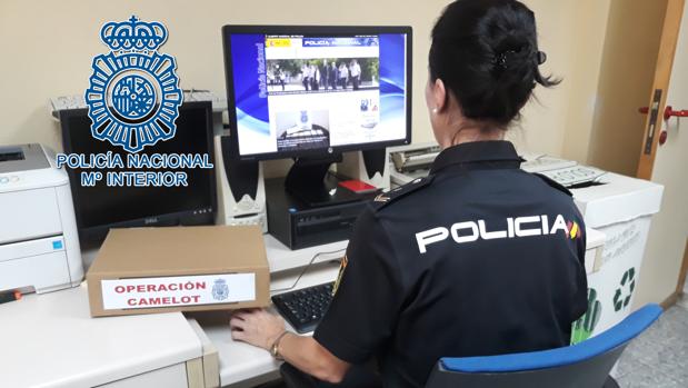 Una agente de policía durante la investigación sobre la «Operación Camelot»