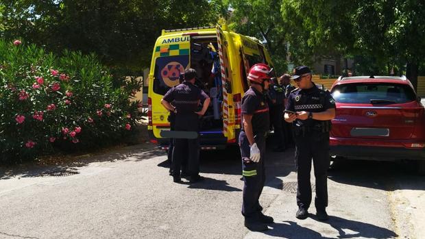La víctima es trasladada en ambulancia al hospital Virgen del Rocío