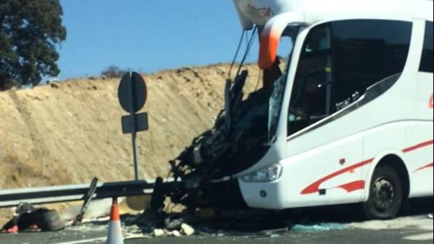 Estado en el que ha quedado el autobús tras colisionar con un camión