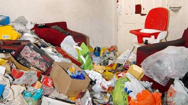 Una habitación de un hogar repleta de basura