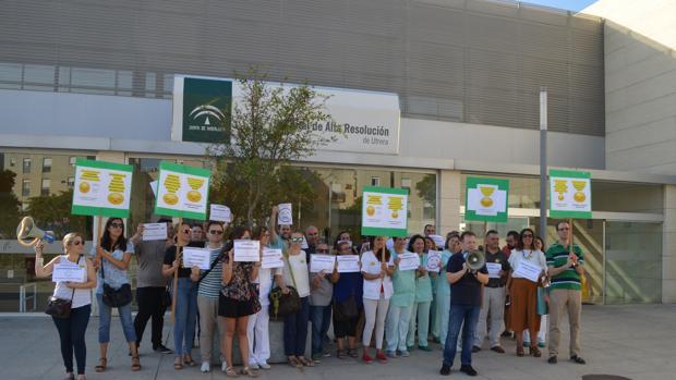 Los representantes del comité de empresa se han concentrado a las puertas del Hospital