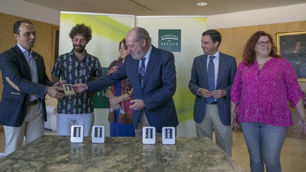 El presidente entrega en un lápiz óptico el proyecto de Presupuestos a los portavoces de los grupos políticos