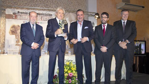 Luis del Olmo recibió en la noche del pasado jueves el premio Manuel Alonso Vicedo