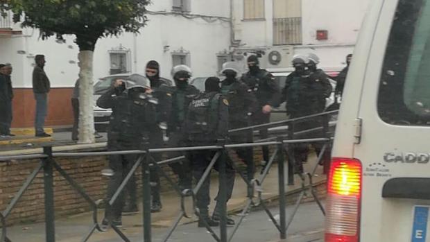 Los agentes del GRS con pasamontañas han llamado la atención a los vecinos de Cantillan