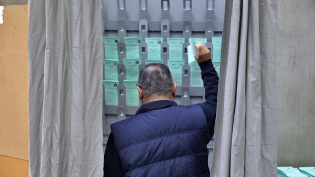 El PSOE y el PP han perdido un tercio de sus votos en los municipios más poblados de la provincia