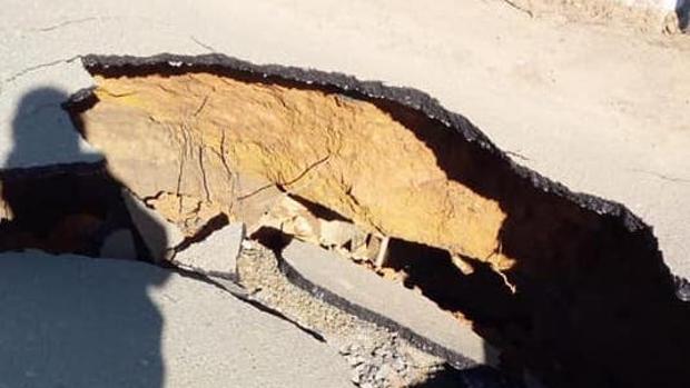 El socavón que ha aparecido de manera repentina en la carretera del camino La Manta en Coria del Río