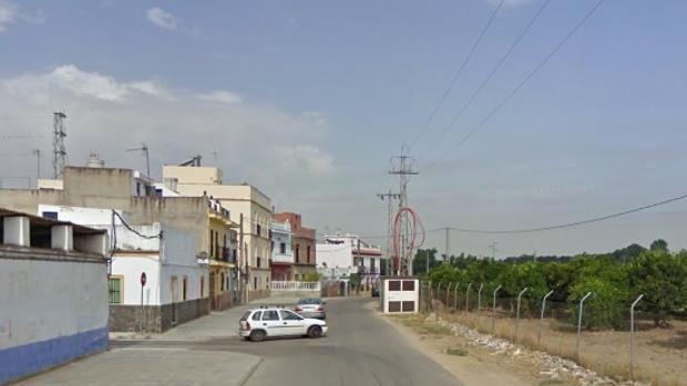 El cuerpo de la víctima apareció en la calle Virgen del Valle de la pedanía de Aral, en La Algaba
