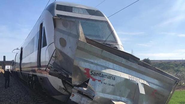 La parte frontal del tren, impactada contra el remolque del tractor que bloqueaba el paso a nivel