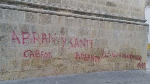 Imagen de la pintada que los gamberros han efectuado en un bien protegido como es la Giraldilla de Lebrija