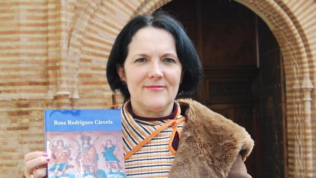 La autora con el libro en el que recopila más de 600 obras de arte que representan a los arcángeles