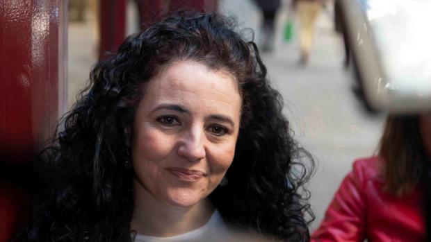 La hija de Sofía Benitez-Cubero atiende a los medios antes de entrar en los juzgados