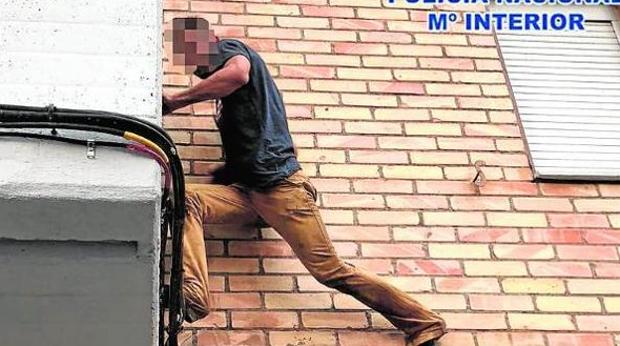 La Guardia Civil ha detenido a una persona que robó mediante el método de escalo en Villamanrique de la Condesa