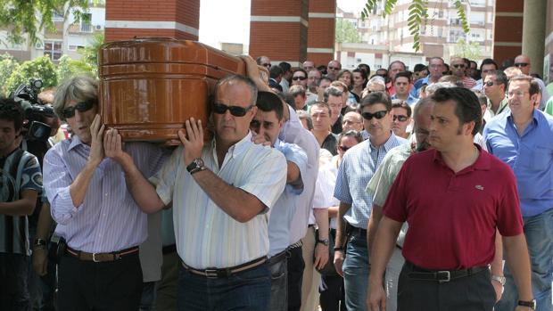 Familiares y amigos portan el féretro del vigilante de seguridad asesinado en El Viso del Alcor en 2008