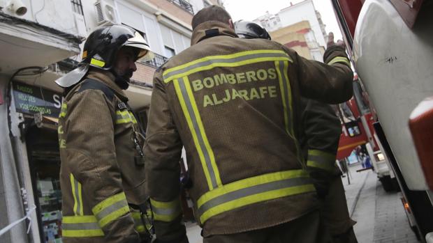 Imagen de archivo de una actuación de los bomberos en un incendio en San Juan de Aznalfarache