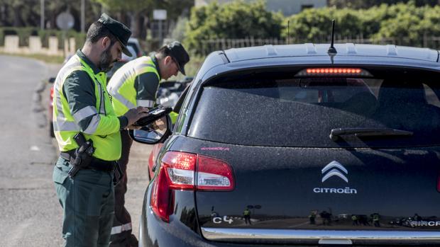 Agentes de ls Guardia Civil en un control de tráfico