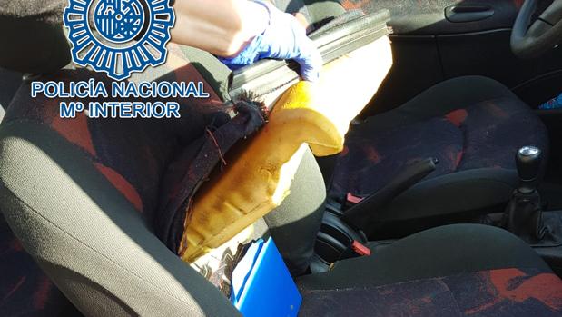 Imagen del registro al coche del estafador, que fue detenido en San Juan