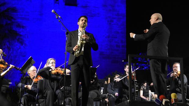 Imágenes de Manu Brazo su brillante actuación junto a la Orquesta Bética de Cámara en el Castillo de Utrera