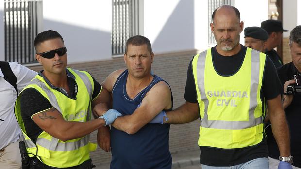 Dos agentes de la Guardia Civil detienen en julio de 2017 a Manuel González en Almadén de la Plata