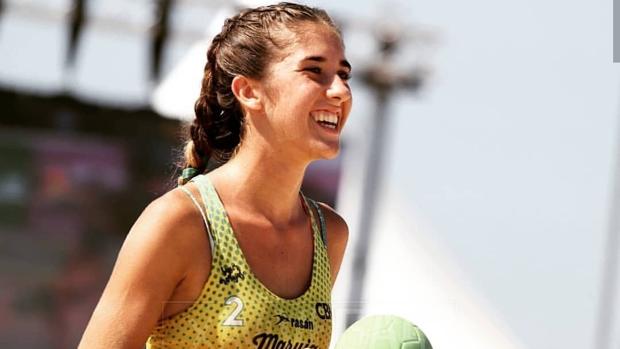 La utrerana Alba Toro trata de buscar un hueco en la selección nacional de balonmano playa