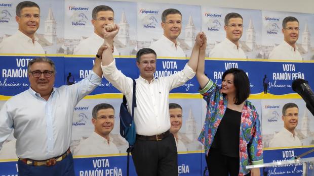Ramón Peña, flanqueado por Juan Ignacio Zoido y Virginia Pérez