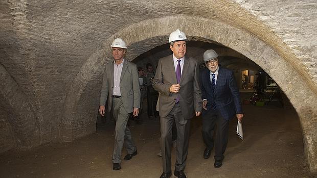 El alcalde, Juan Espadas, con Antonio Muñoz y Bernardo Bueno en el sótano excavado