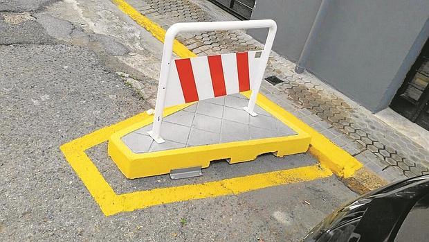 Uno de los tres bolardos que se ajustan a la nueva medida que impulsa el Ayuntamiento