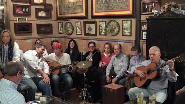 Clientes en el interior de «Casa Anselma»