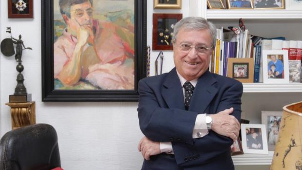 Antonio Moreno Andrade en el despacho de su casa